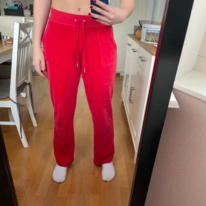 Juicy couture del ray velour byxor - Fina mjukisbyxor från juicy couture med prislappen kvar. Dessa är helt oanvända, alltså i nyskick. Jag är 173, och de sitter perfa på mig. Fler bilder finns vid intresse. Priset är diskuterarbart. Hör av er vid andra frågor❤️❤️