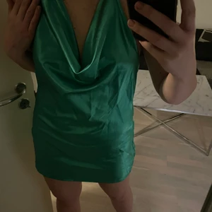 Jättefin klänning - Säljer en jättefin grön klänning i storlek S. Den är helt ny, aldrig använd, säljes på grund av att jag inte tycker att modellen passar min kropp. 