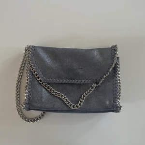 Stella McCartney liknande väska - Köpte den i Frankrike 1400kr, knappt använd så den är i nyskick! Skriv ifall ni vill ha föer bilder eller om ni har frågor💗 