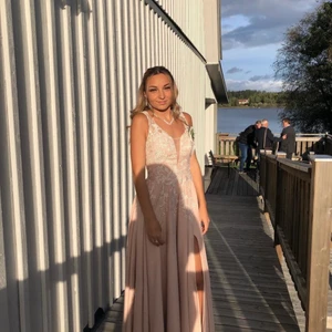 Väldigt vacker klänning  - Fin klänning i storlek XS. Används endast 1 gång. Fin i skicket och väldigt fin i passformen. Pris går att diskuteras! Vid mer information kontakta mig gärna 😊 Köptes för ungefär 1200 kr säljer för endast 700 kr 