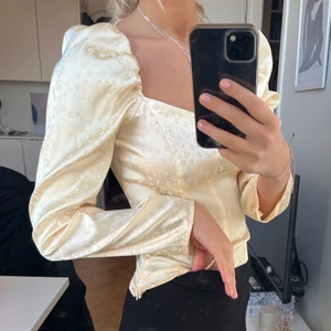 Blus från monki - Oanvänd blus från monki! Köpt 2020.