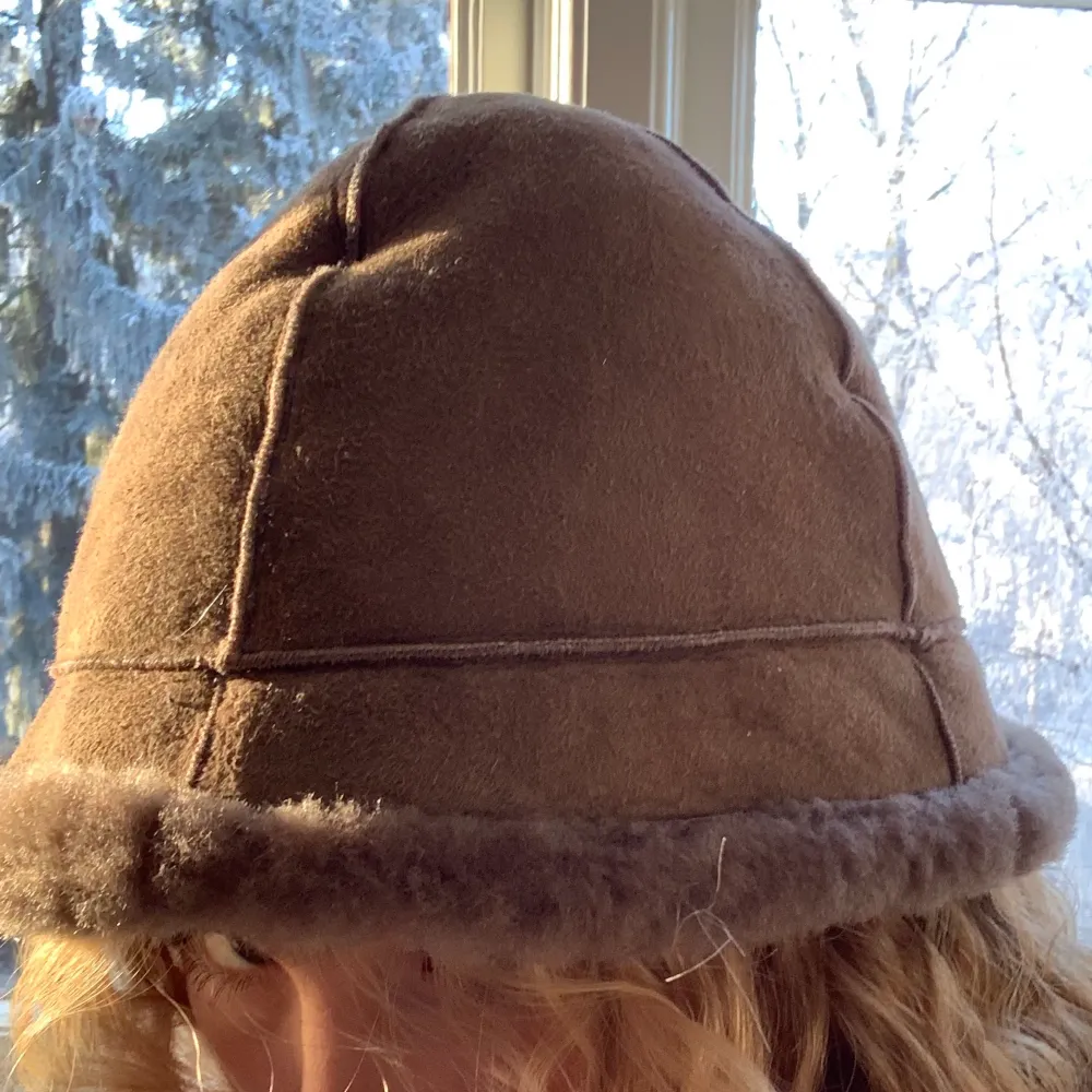 Jättesöt hatt i mocka och päls. Perfekt till vintern!!! Äkta mocka men syntetisk päls. Färgen är gråbrun. Har ett litet märke från att jag sprätt bort en detalj, men syns knappt. Annars i utmärkt skick!. Accessoarer.