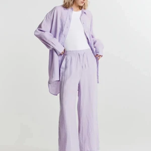 Linnebyxor  - Säljer mina lila linnebyxor från Gina Tricot, knappt använda då dom är lite för korta för mig.(171cm). Kan skicka mot frakt på 60kr