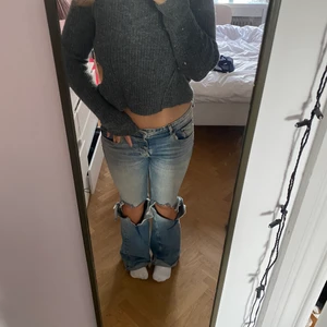 Grå tröja  - En stickad grå tröja från bikbok!!! Så fin och går till naveln ungefär 💝