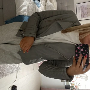 Grå skinnjacka  - Jätte snygg grå skinnjacka som knappst är använd! 😍😍😍 de är dragkedjor vid armarna och fickor vid bysten, det finns spännen vid höfterna oxå❤️