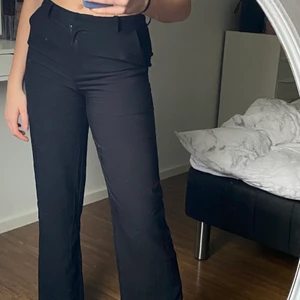 Anna Field Tall - Lågmidjade kostymbyxor i längre modell. Passar bra på mig som är 175cm. 