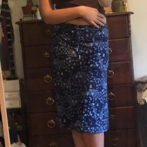 Blå blommig midi-kjol - Super fin bomulls kjol köpt second hand! Så himla bekväm och funkar verkligen med allt!! I bra skick!