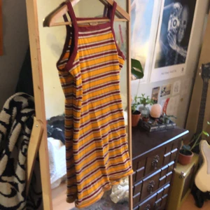 Gul randig klänning  - Så härlig klänning köpt på monki! Super bekväm!