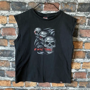 Punk Rock Dödskallar Tribaler linne - En snygg punkig tröja med samma tryck både på fram och baksida. Skönt bra bomulls material. I fint skick. Avklippta ärmar. Köp nu!