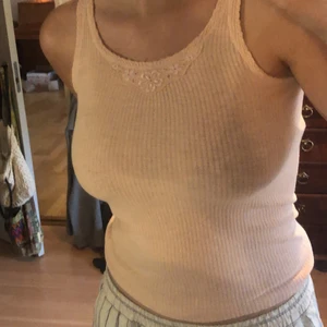 Rosa tank topp - Så gulligt rosa linne!!! Är tyvärr alldeles för tajt på mig så tänker att någon annan kommer då mer användning utan det:((( den är även mer rosa i verkligheten!!!