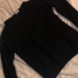 En vanlig svart tröja, storlek M