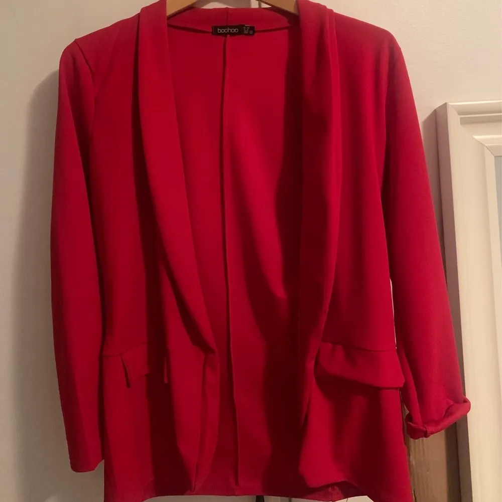 Säljer denna snygga röda blazer från Booho. Använd ett fåtal gånger. Passar S-M. Fråga om de något ni undrar över💕💕💘. Kostymer.