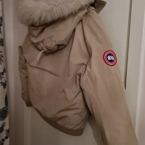 Canada goose jacka dam  - Canada goose jacka dam,  storlek är M jag fått den som present från min sambo, då använder bara ett vinter, så det är fin och skicka. Priset kan lite diskutera. kvitto finns inte men det är självklart äkta om behöver mer information om jacka, kan ni skicka meddelande.