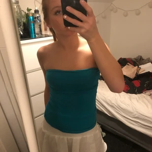 Blått linne utan band - Säljer mitt fina blå linne utan band eftersom att det inte kommer till använding. Bra skick. Skulle passa utmärkt med ett par jeans eller en kjol