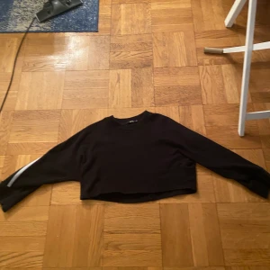 Svart/randig crop top - Säljer denna crop toppen från BIK BOK för att den inte passar längre. Den är använd cirka 10 gånger men den har inga fläckar eller hål!! Säljer den för 130kr plus frakt 45kr. Sammanlagt 175kr!! Skriv om du är intresserad.