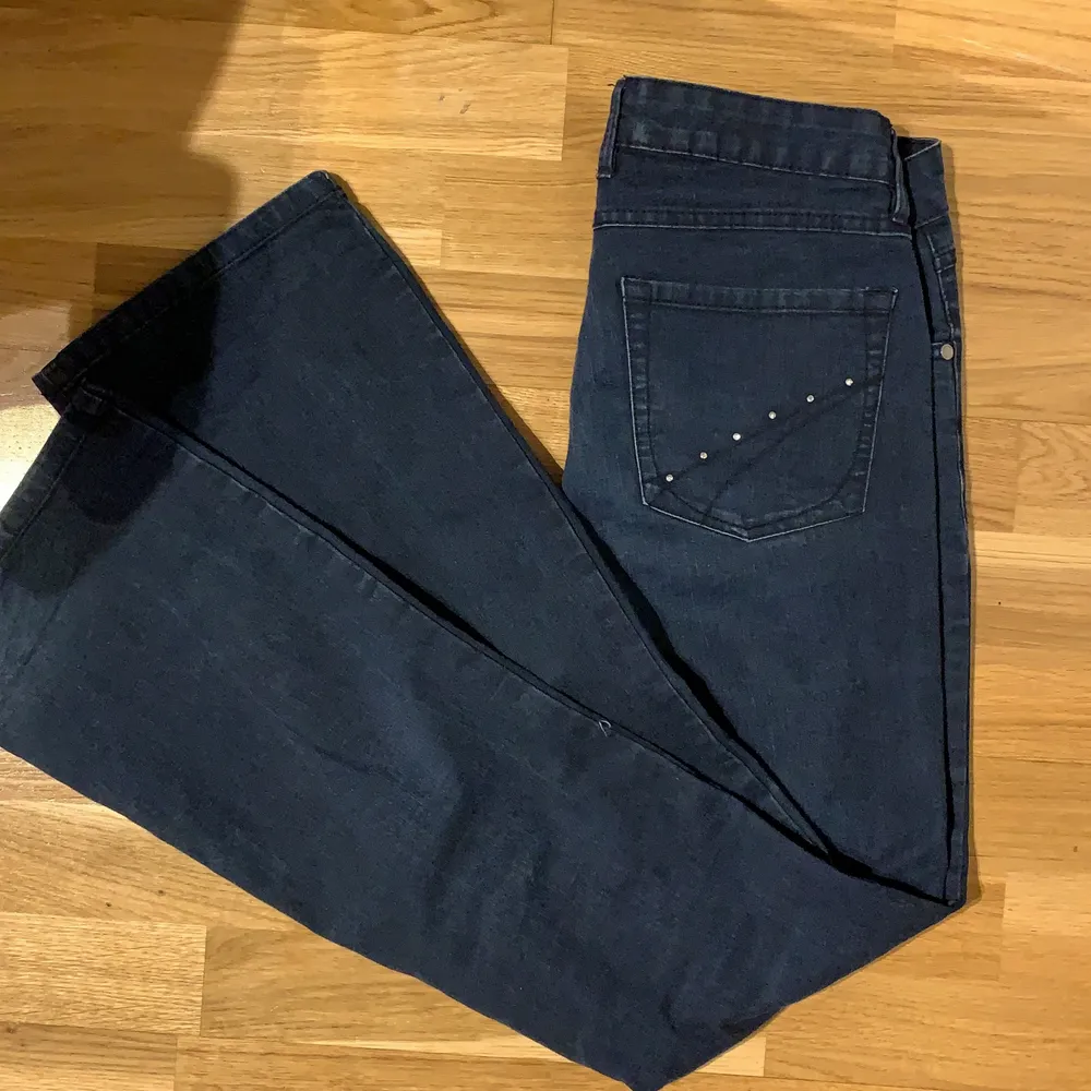 Jeans från märket esmara, fickorna har stenar men andra fickan saknar flera, stora för mig så säljer vidare!💕 jag är 160cm, står stl 42 men jag skulle säga M ish. Jeans & Byxor.