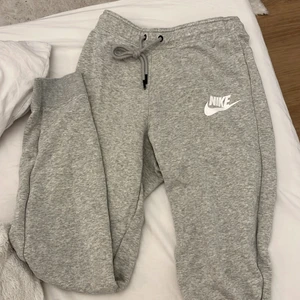 Mjukisbyxor - Säljer dessa supersköna mjukisbyxor från Nike. Säljer dom för dom tyvärr inte kommer till användning.