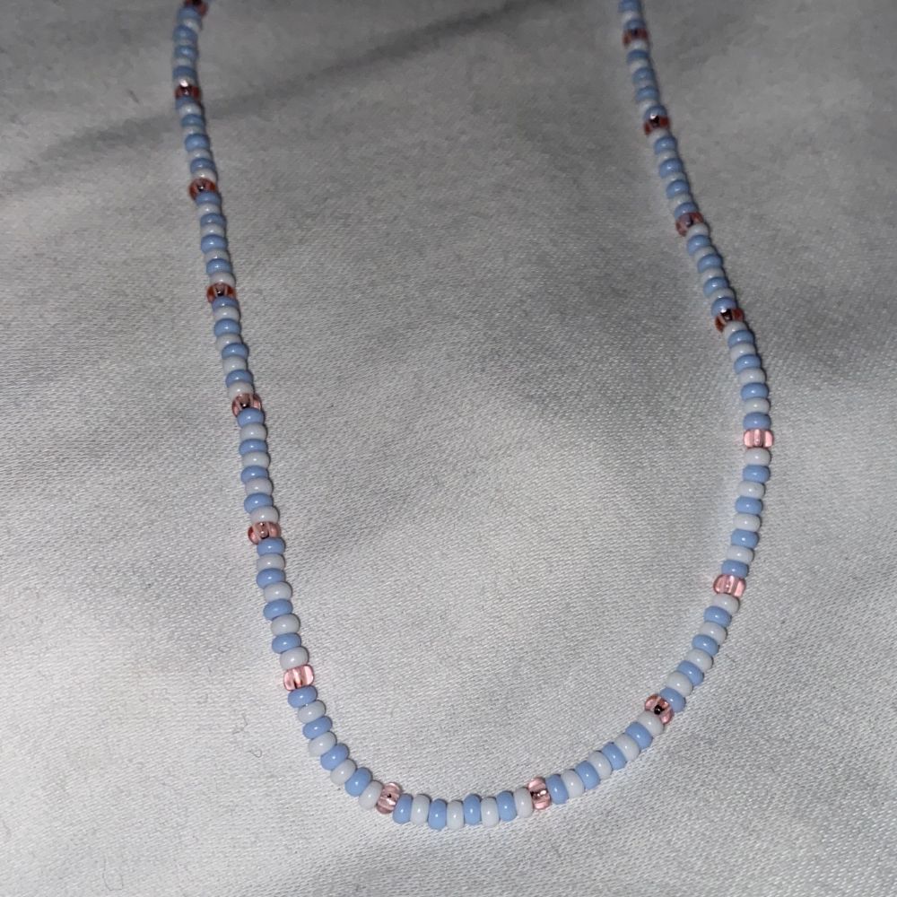 Egengjort halsband med små pärlor och elastisk tråd. Jag gör ett nytt till varje beställning, så det går att få en annan längd eller andra önskemål🌟. Accessoarer.