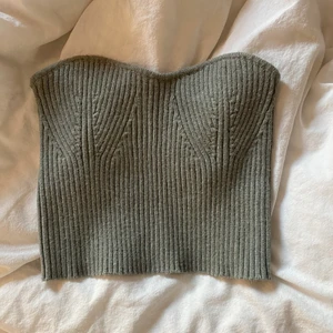 Zara topp - Säljer denna superfina topp från zara då den tyvärr inte har kommit till någon användning <33 ❌ Det har blivit något fel med budgivningen, högsta bud: 300kr!!❌ fortsätt med budgivning i kommentarerna