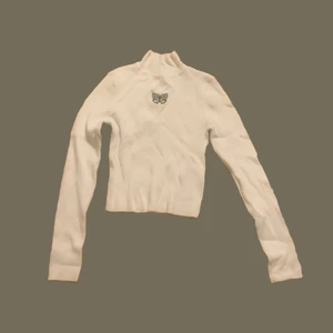 Turtleneck - 💙Vit lite croppad turtleneck med liten 🦋 på bröstet 💙