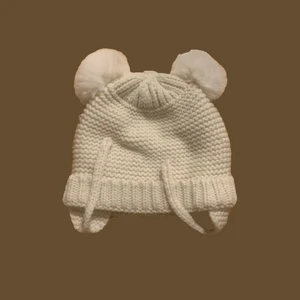 Mössa - 🐻‍❄️säljer nu min söta lilla vita mössa med öron som jag köpte på barnavdelningen på Zara. Den är ganska stretchy och skulle passsa bäst på någon med liter huvud🐻‍❄️ Inga synliga defekter.