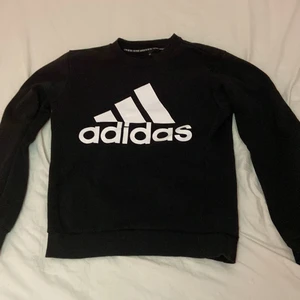svart adidas tröja  - Säljer denna svarta adidas tröjan då den aldrig kommer till användning, passar både tjej och kille 