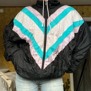 Snygg jacka - Snygg, hel och skön jacka! Köpt second hand men inga hål/noppror eller fläckar! Älskat denna jackan men används tyvärr inte längre så säljer nu i hopp om att den kan komma till användning av någon annan lycklig filur! Kan mötas upp i Göteborg annars står köparen för frakt✨💗