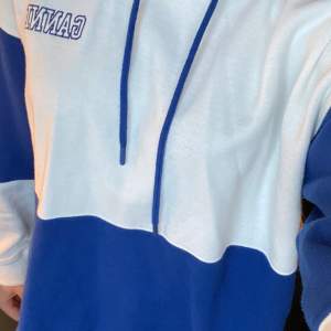 blå och vit ganni hoodie köpt i somras på Ganni, använd ca 5 ggr. Strl s/m (nypris ca 2000) Pris kan diskuteras 