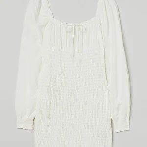 HM Klänning - Säljer nu min studentklänning som endast använts 1 gång, inget fel på den men den kommer inte till användning längre tyvärr💛  Den är i storlek 38💛