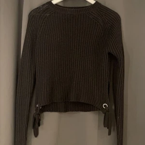 Stickad tröja  - Säljer denna jätte söta stickade tröjan med fina detaljer på sidan. Det är en svart stickad tröja med snörning på sidan som gör tröjan speciell. Skönt material och är varm nu på vintern ❄️ köparen står för frakten💞 va inte rädd för att ställa frågor