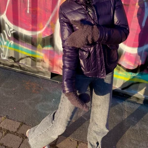Lila jacka - Svin snygga glansig lila vinterjacka! Säljer då jag inte använder den längre! Står st 42 i jackan men har själv st S/36💖💖
