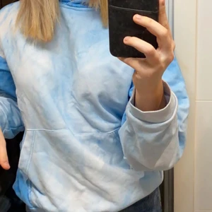 Ljusblå hoodie🤌🏻 - Säljer denna skit snygga hoodien från thecoolelephant, säljer den pågrund av att jag inte använder den❤️‍🔥 Den är i ett bra skick och använd ca 3 ggr❤️ den är i strl Xs