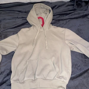Hoodie  - Säljer denna hoodies med luva i färgen beige från HM då jag redan har två likadana i andra färger bara, den sitter super mjukt och skönt mot huden pga ”Fluffet” på insidan. Köpt för 149kr i HMs butik för ca 6 månader sedan sparsamt använd och inga hål eller liknande, frakt tillkommer efter vägning ej gratis!