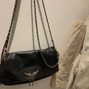 Zadig & Voltaire väska - Jag har nu valt att sälja min Zadig väska eftersom den inte längre kommer till användning. Den är köpt på Zadig & Voltaire butiken i Köpenhamn för cirka 3400 kronor. Den är använd men i gottskick, man kan se att denne använd då metallen blivit lite rosa på vissa ställen. Man får med båda banden och även dustbagen man fick den i💖