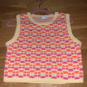 Stickad zara tröja  - Jag säljer denna färgglad stickade zara västen , den är knappt använd och har inget fel på ❤️