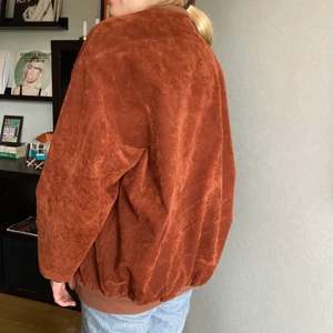 Brun mockajacka  - frääääck brun mockajacka (inte äkta mocka ofc) !!! I bomberstil, perfekt till hösten !!! 🍁🍂 sitter oversize på mig som vanligtvis har S, skulle uppskatta den till en M. 160 ink frakt 🤝