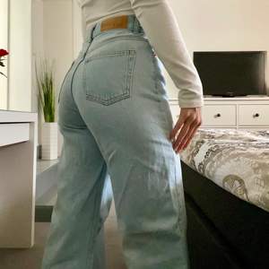 Jätte (!!!) snygga vida jeans från Junkyard i midjestorlek 25💙 Någon cm uppsydda i längden så passar perfekt på dig som är ca 160 cm lång. 