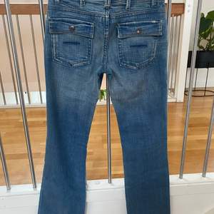 Galet snygga lågmidjade jeans som tyvärr är för små, därmed inga bilder på. Storlek 27 och i väldigt bra skick. Snygg fit med boot cut liknande.