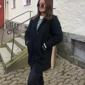 Svart kappa - Säljer nu denna snygga kappa ifrån hm! Superfin och passar bra till hösten🤩