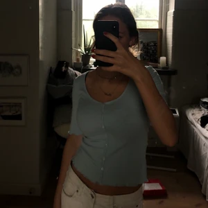 Tröja med knappar  - Blå T-shirt med knappar från & other stories. Ribbad och så skön. Använd Max 2 ggr.