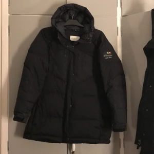 Sail racing jacka  -  Bra skick och kan fraktas. råkade köpa en storlek för stor och orkade inte skicka tillbaka den! (använd några gånger för 2år sen) för fler bilder är det bara att skriva! srlk L men kan passa en M också!