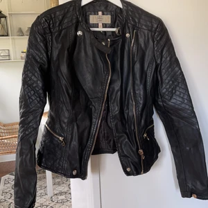 Bershka jacka - Strl S skrynklig för den legat i garderoben 