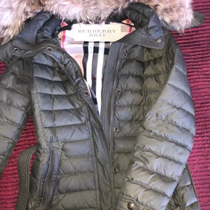 Burberry jacka - Äkta burberry jacka i grön färg, stl XS/S. I gott skick, köptes för 13.495kr, vid snabbaffär säljer jag den för 3900kr
