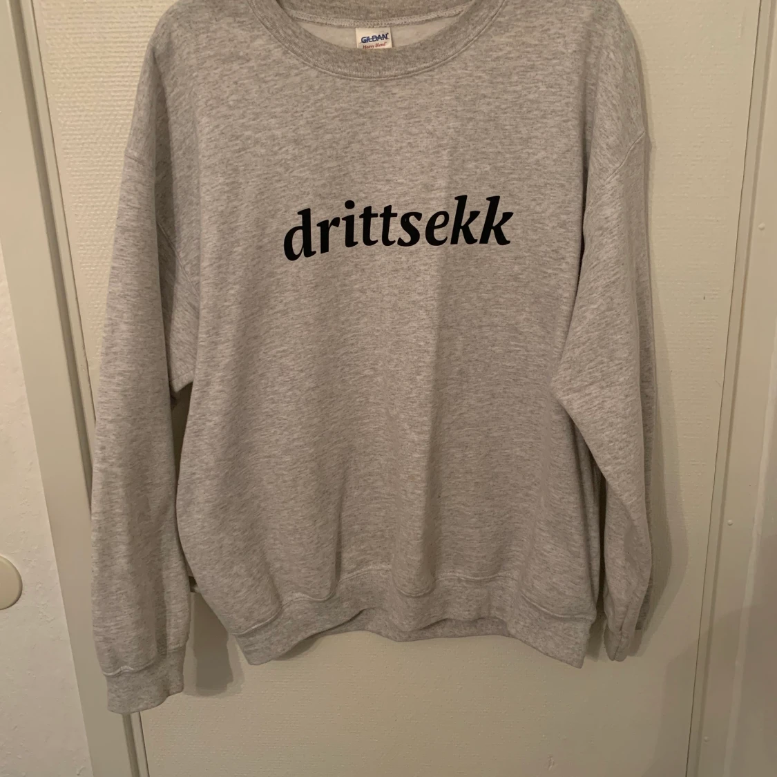 Grå hoodie