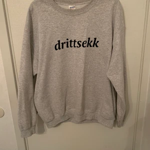 Grå hoodie - Grå collagetröja, st L, passar även XL då den är ganska stor knappt använd
