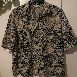 Cool skjorta från Monki!  - Ass snyggt skjorta från monki. Det står strl S men sitter väldigt oversized.