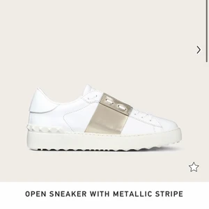 Valentino skor - Valentino skor med guld. Använda Max 5 gånger och kommer rengöras innan försäljning. Orginal kvitto och dustbag finns, kom med egna bud. Ej under 2000