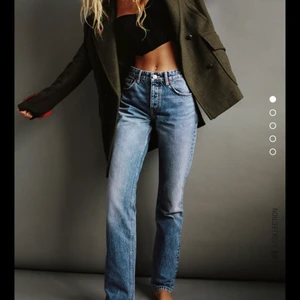Zara jeans  - Säljer dessa jeans från zara i färgen ”marinblå” stl 36 använd fåtal gånger, hyfsat nya! I super bra skick. 