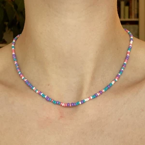 Halsband - 🍭Egengjort custommade halsband. Halsband med obestämd färgplacering 35kr och halsband med bestämd färgplacering 45kr. Tilläg av berlock, sötvattenspärla eller stjärnor kostar mellan 5 till 10kr extra. Dma vid frågor🍭 Frakt 12kr. KOLLA IN PROFIL FÖR FLER SAKER ELLER INSPIRATION☺️