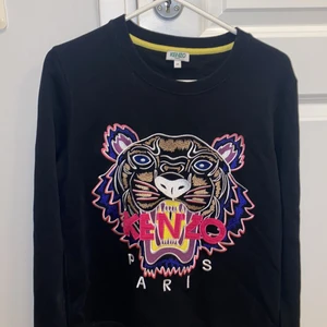 Kenzo tröja - säljer svart äkta Kenzo tröja som är köpt på Johnells. prislapp finns kvar. pris kan diskuteras